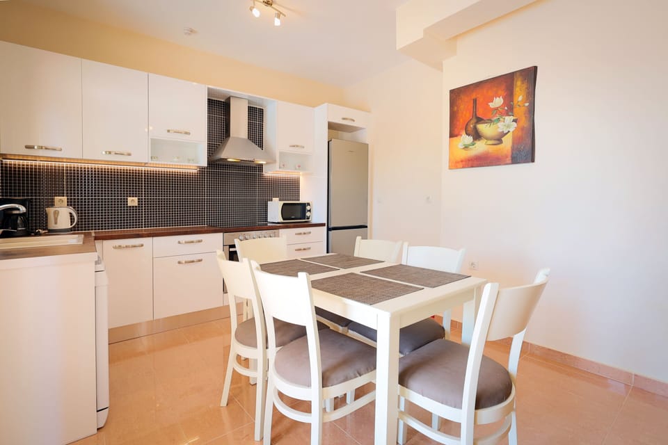 FULLY EQUIPED,MODERN KITCHEN.