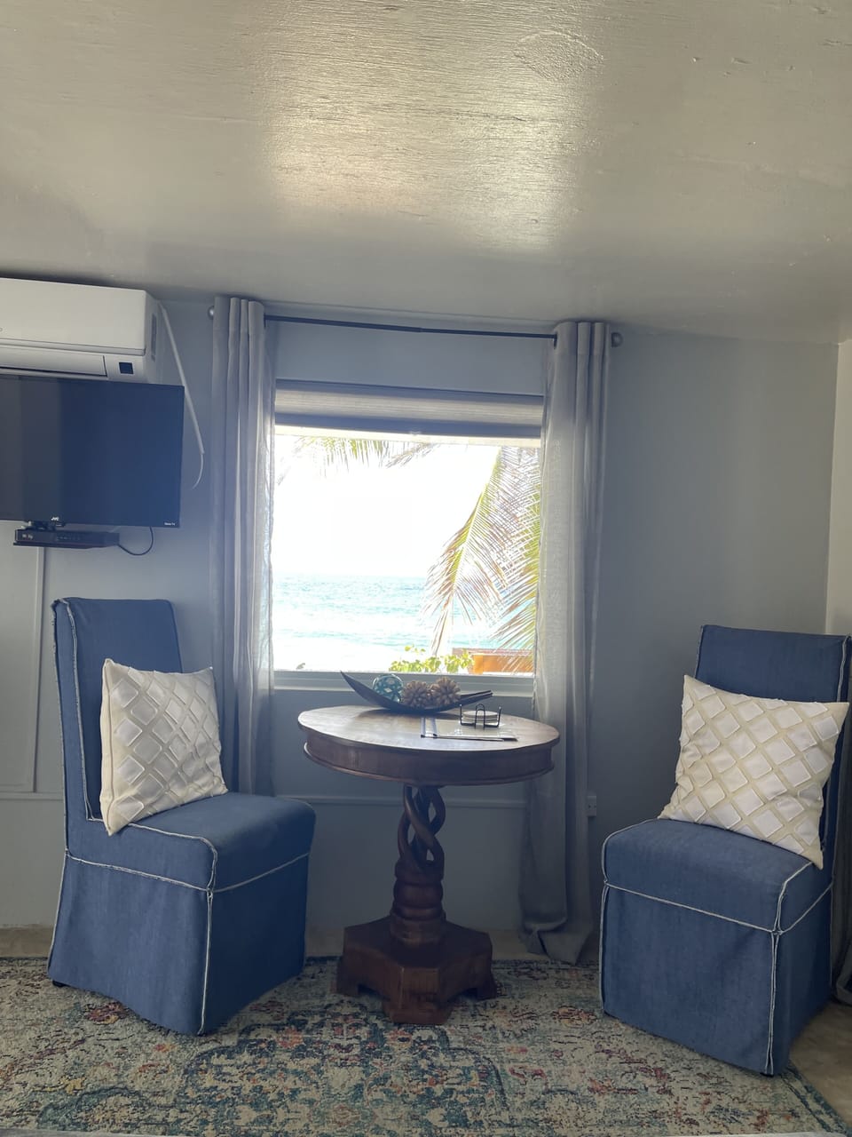 Enjoy your view ! Playing cards, lap-toping, or eating a meal!
