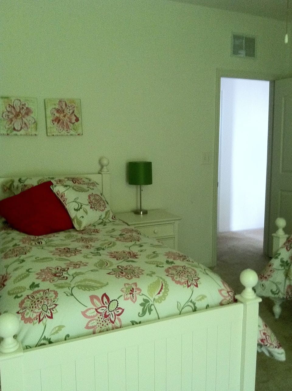 Third bedroom with two twin beds.