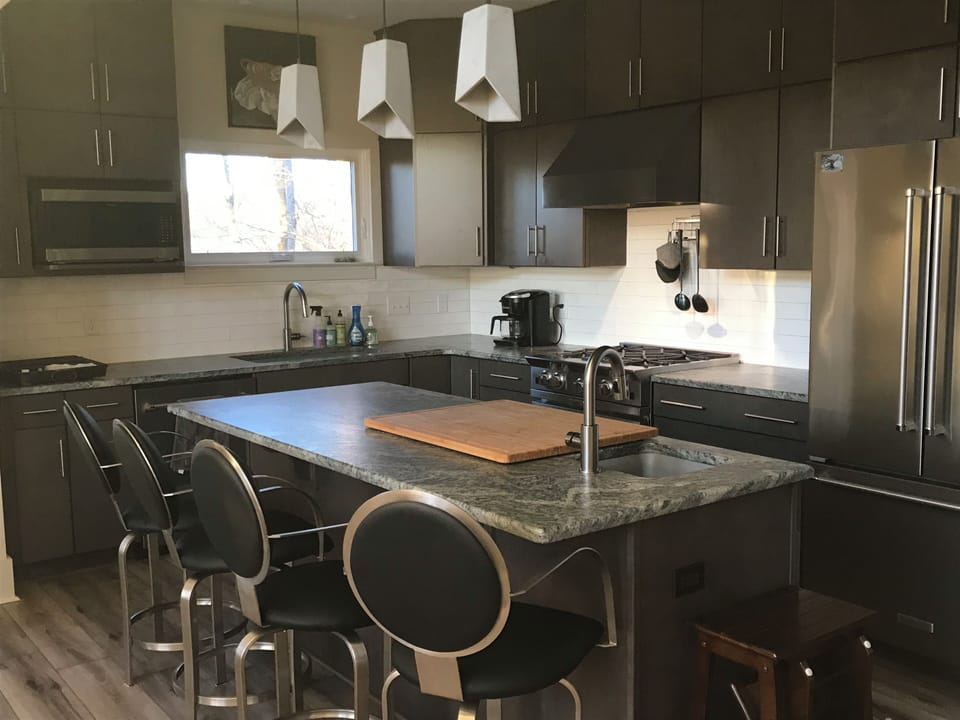 Chef’s kitchen with deluxe appliances 	 well stocked small wares.