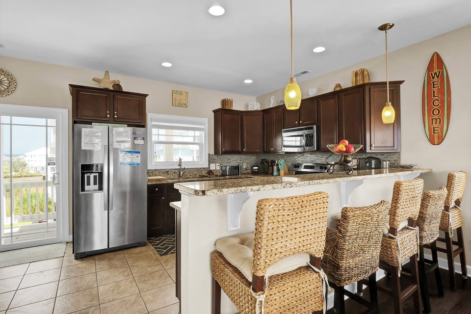 Main Level - Kitchen Peninsula with seating