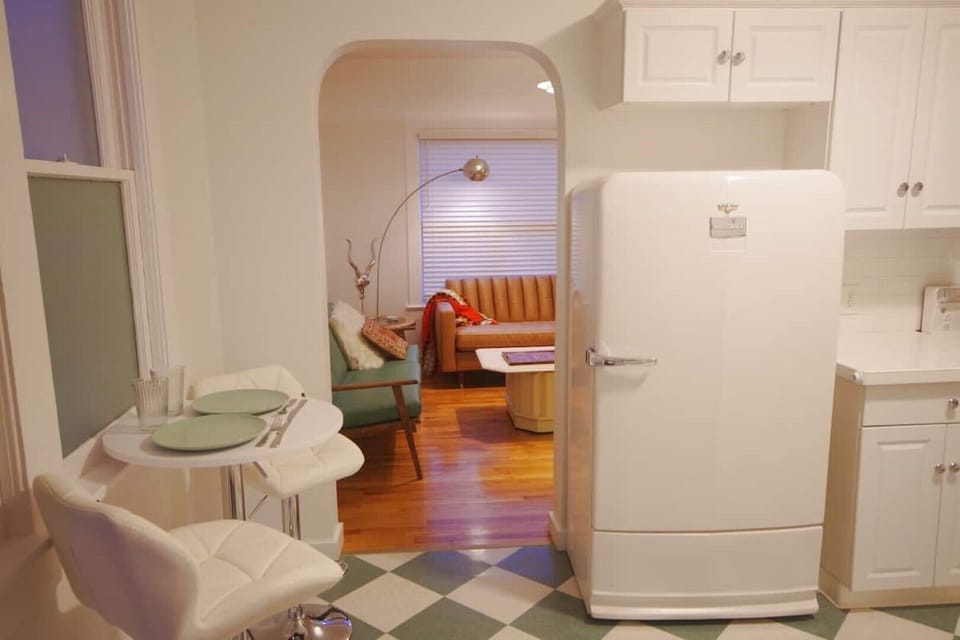 Fully-equipped retro kitchen with dishwasher
