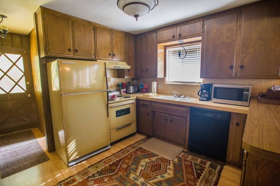 So actually there is a new fridge and stove, I just have not taken a new photo. 