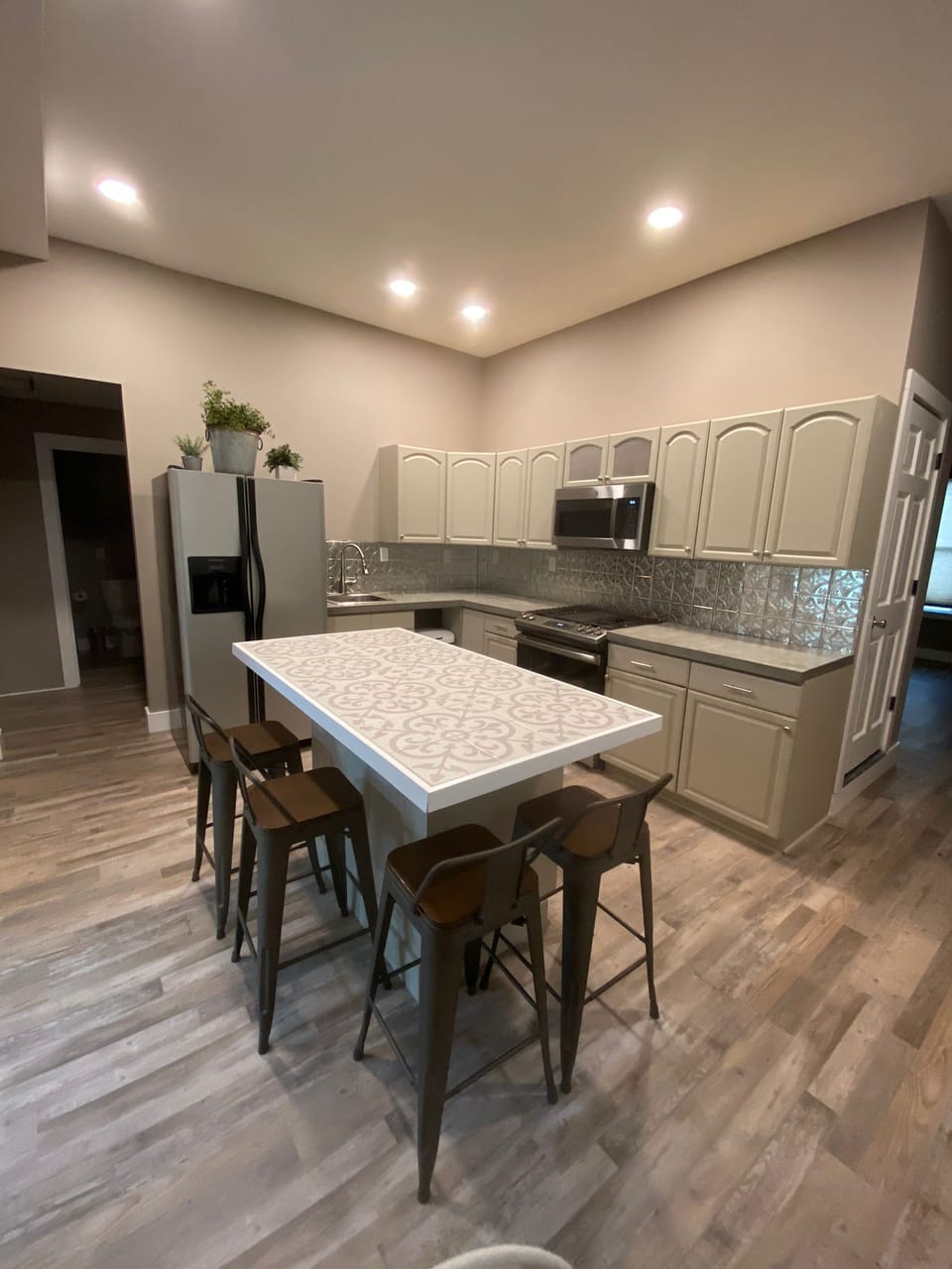 Full eat in kitchen