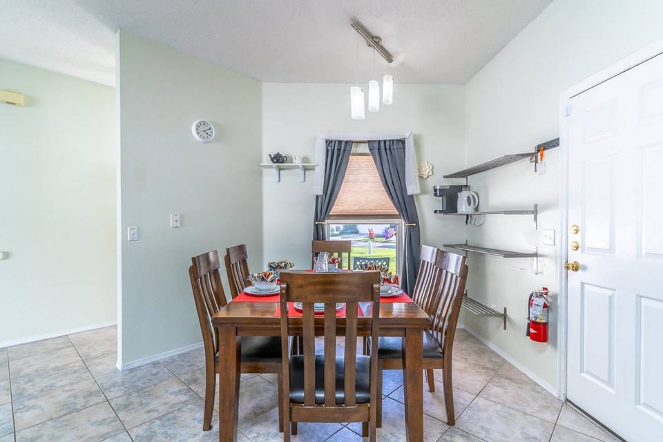 Dining area with seating for 6