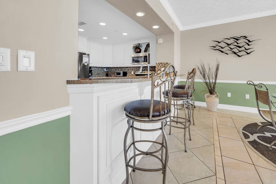 Eat-in kitchen bar seating