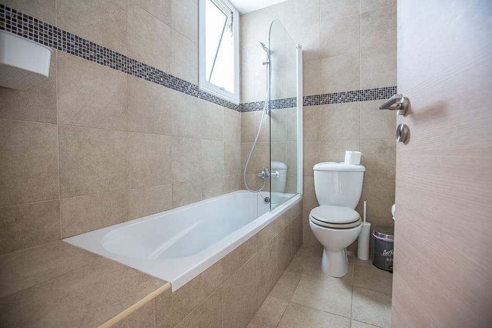 Main Bathroom with bathtub, overhead shower and WC