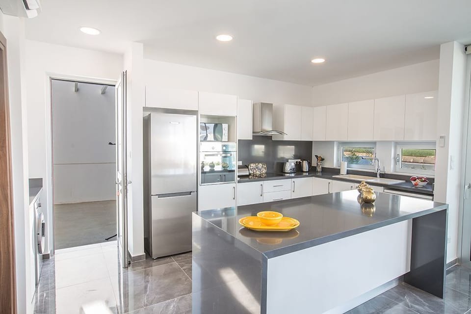 Kitchen with breakfast bar