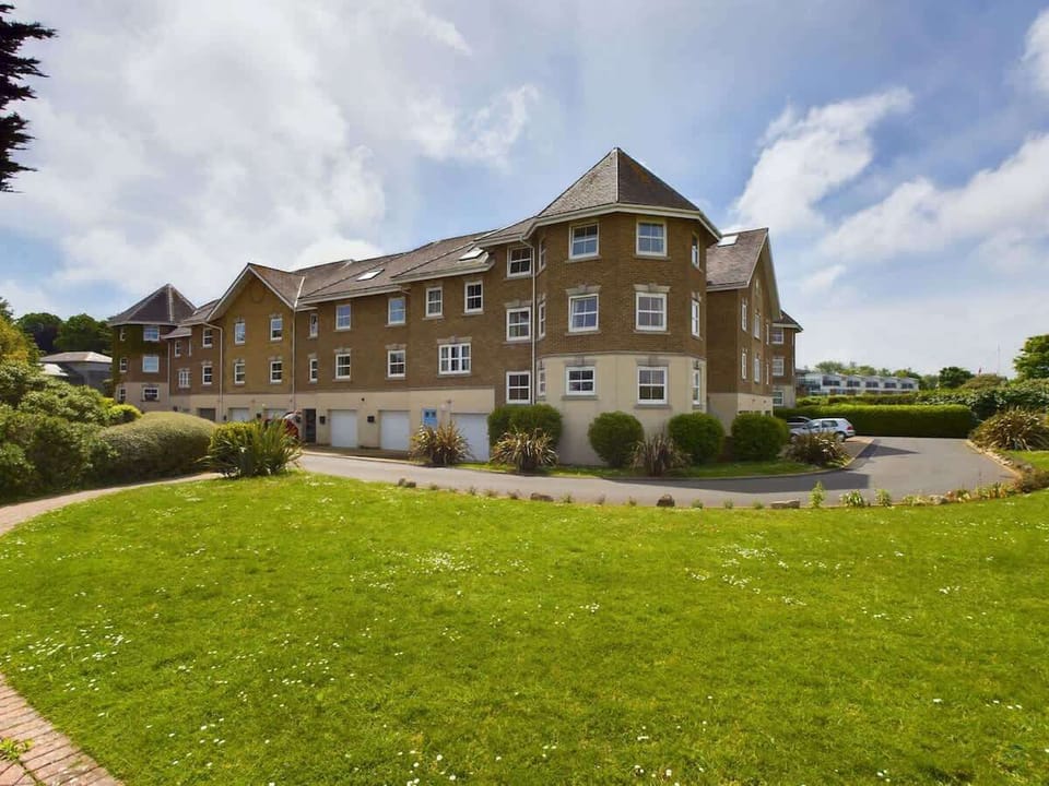 12a Solent Landing is a beachfront townhouse in Bembridge with direct access to the sea.