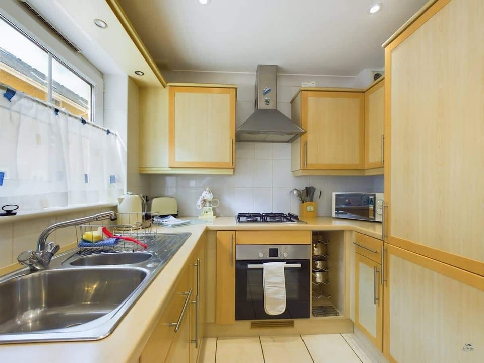 Well equipped fitted kitchen with oven, coffee machine, fridge freezer, microwave, washing machine & dishwasher. 