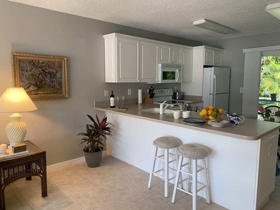 round table + 4 chairs can go in kitchen or in dining area

