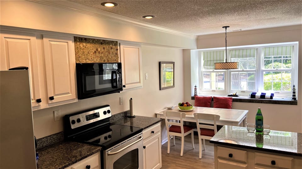 GOT BORED GOING OUT? FULLY EQUIPPED KITCHEN IS READY FOR YOUR CHEF'S SKILLS...
