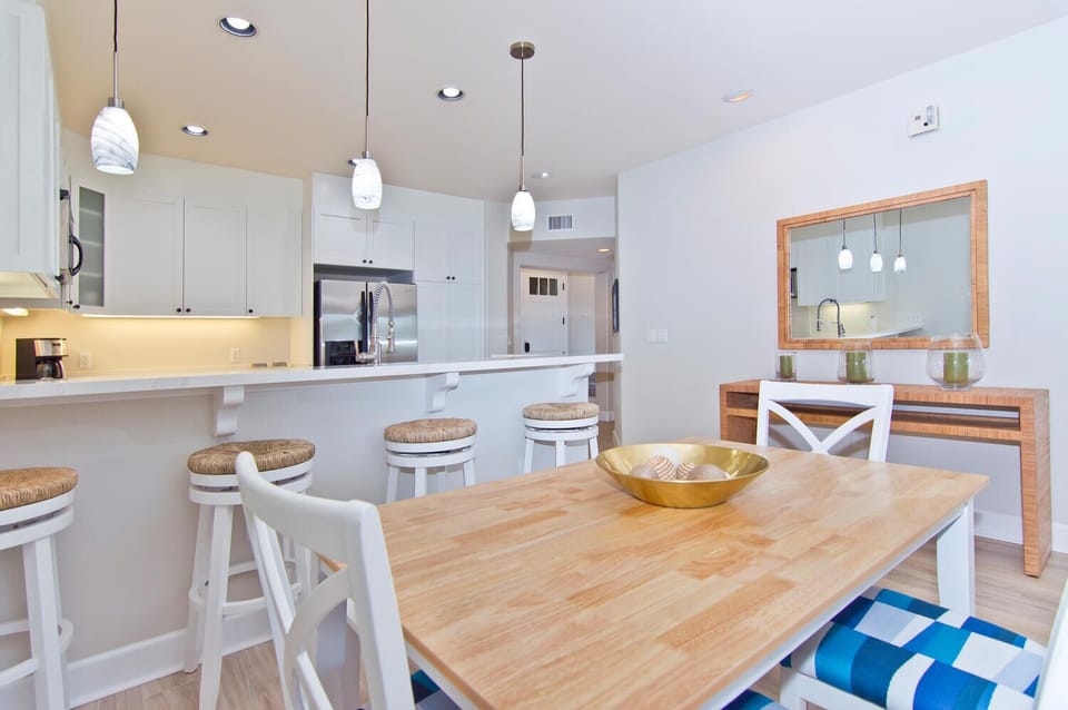 Dining area with breakfast bar