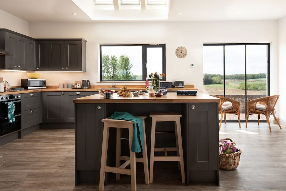 Lookout North - kitchen with central island unit