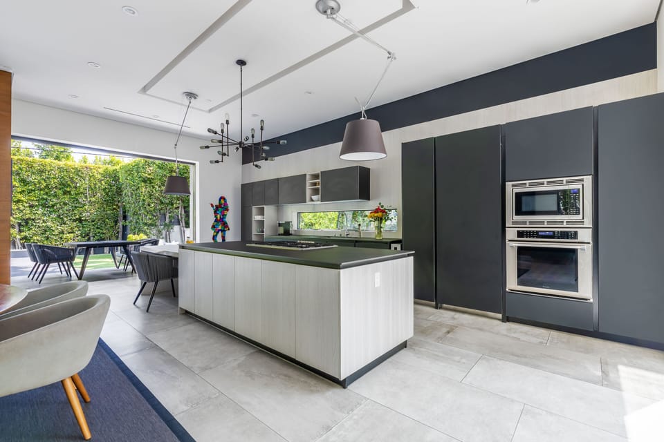California Kitchen/ Outdoor dining area/ BBQ area