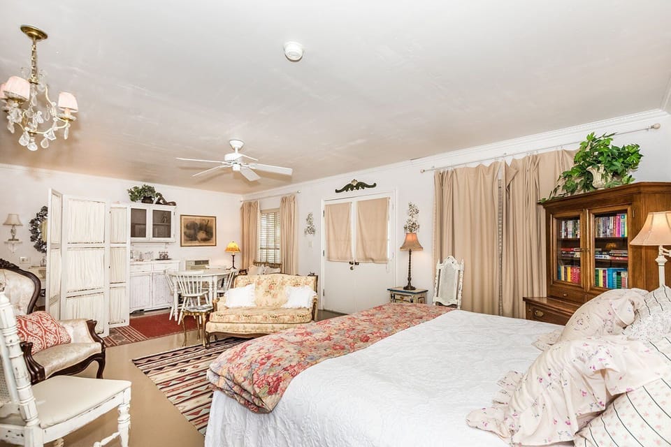 Bed/Sitting Area