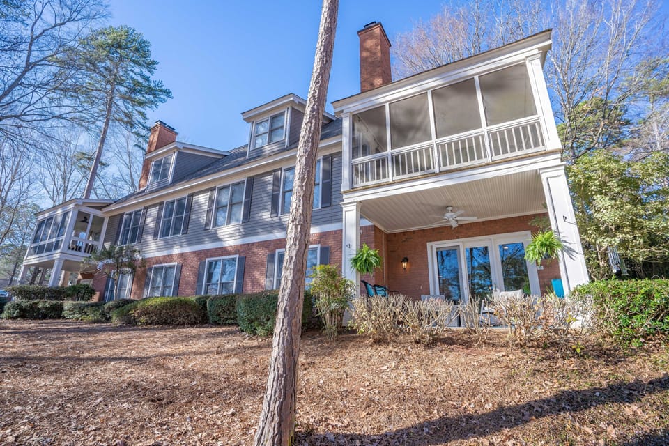 Lower unit directly facing Lake Oconee