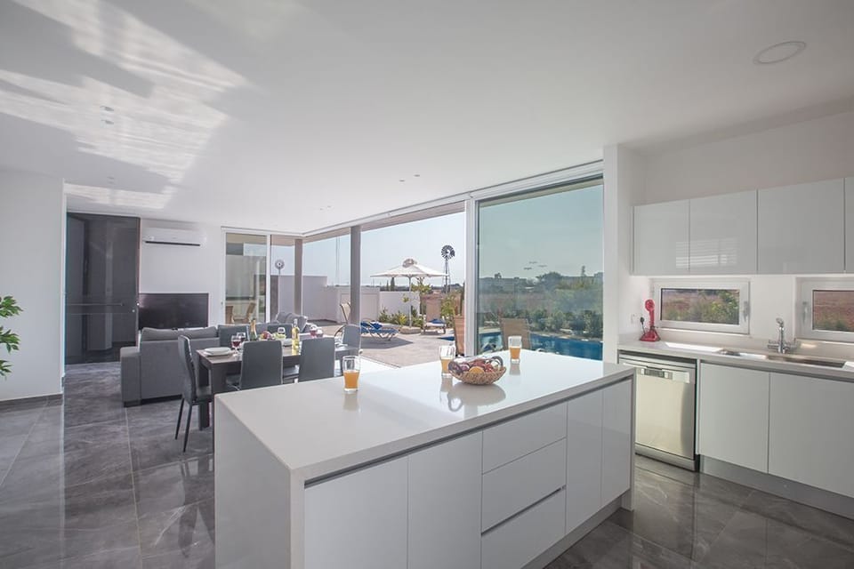 Kitchen with breakfast bar with extra seating for 3 people