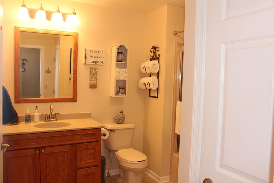 Second floor hall bathroom with shower/tub
