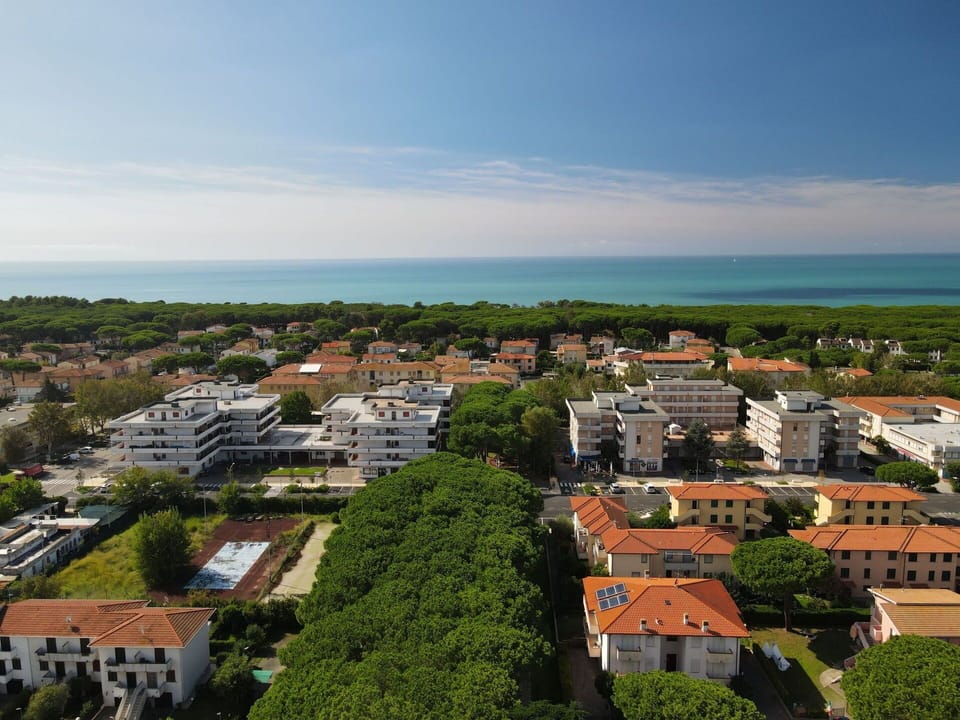 Water, Sky, Azure, Cloud, Coastal And Oceanic Landforms, Lake, Leisure, Resort Town, Beach