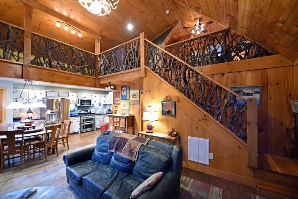 Pet friendly Blue Ridge cabin rental with hot tub, wifi, sauna and Fenced yd