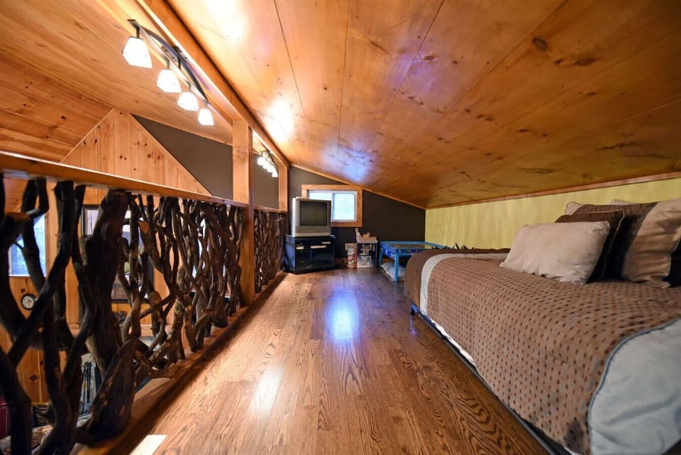 Pet friendly Blue Ridge cabin rental with hot tub, wifi, sauna and Fenced yd