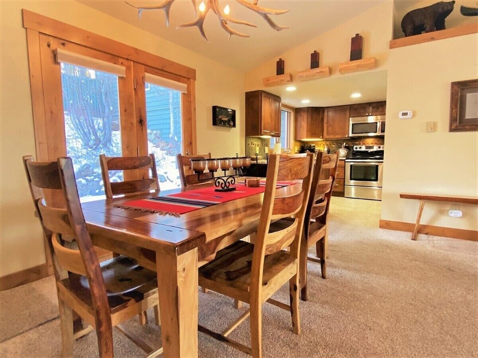 Dining Room seats 6 people