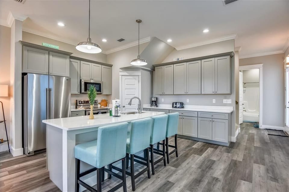 Main Level-Kitchen - Breakfast Bar / Island seats 4