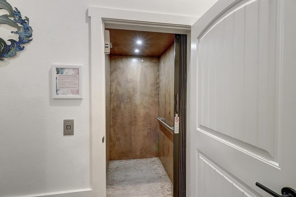 Elevator Entry, 1st Floor