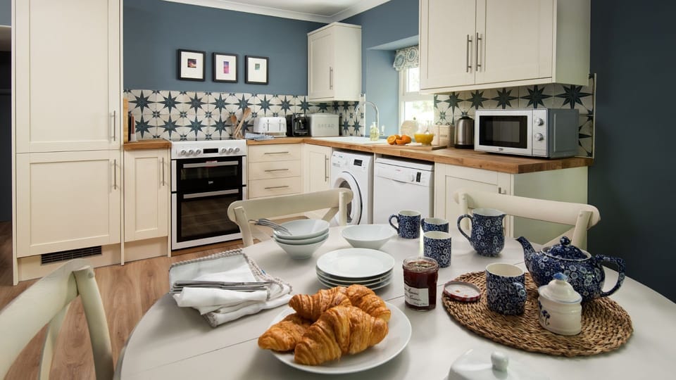 Wood Cottage - round dining table in the kitchen