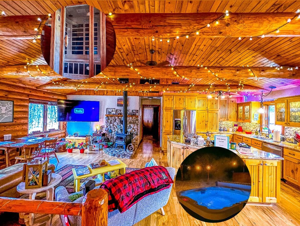 Cabin with 2 person Sauna and 4 Person hot tub