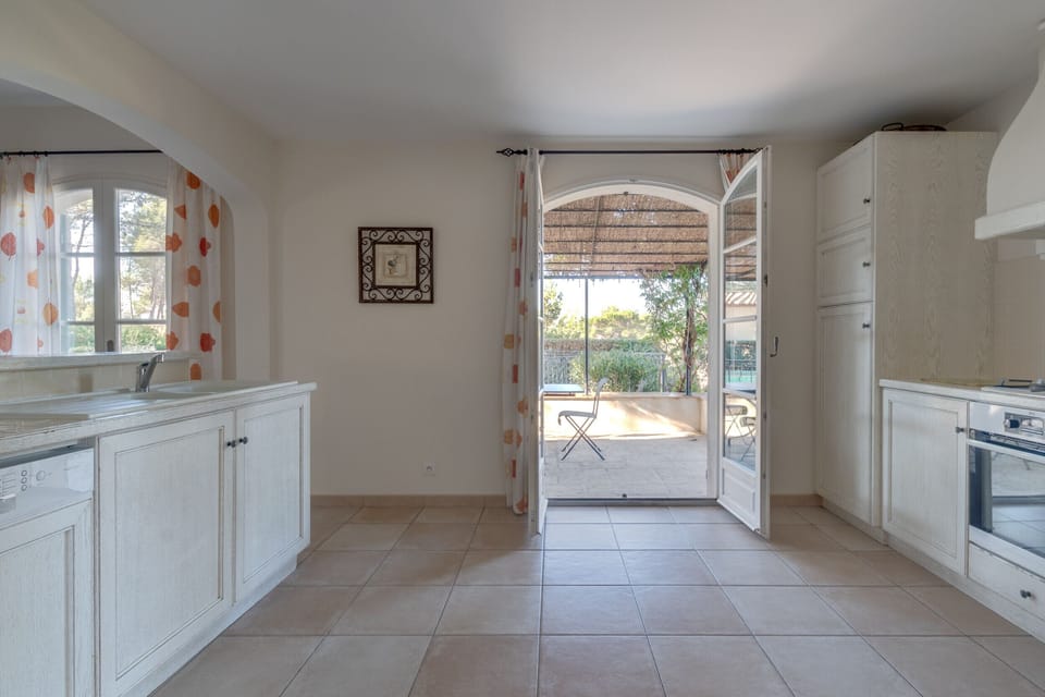 Kitchen open to the dining room - Terrace access