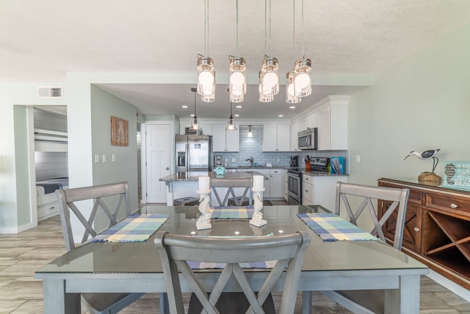 Seating for 6 at the dining room table