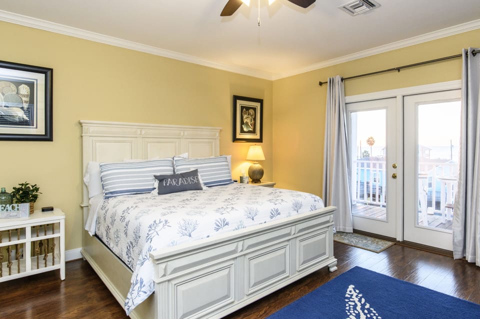 Spacious master bedroom - king bed - private outside deck