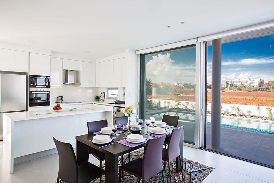 Dining Area with table and chairs to seat 6 persons