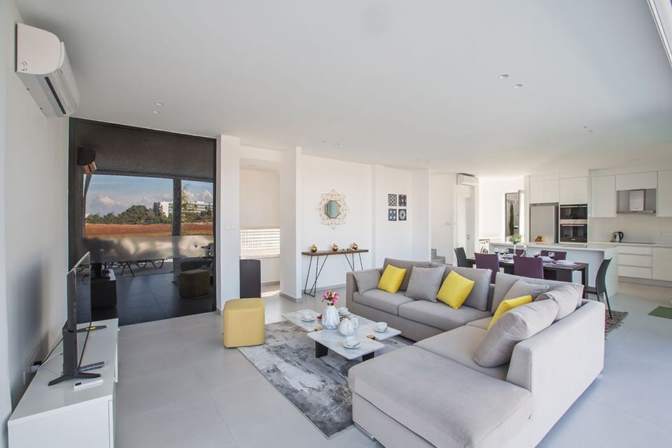 Open-plan living room, kitchen/dining area