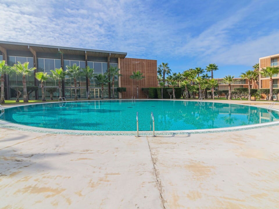 Water, Building, Water Resources, Plant, Cloud, Property, Sky, Window, Swimming Pool, House