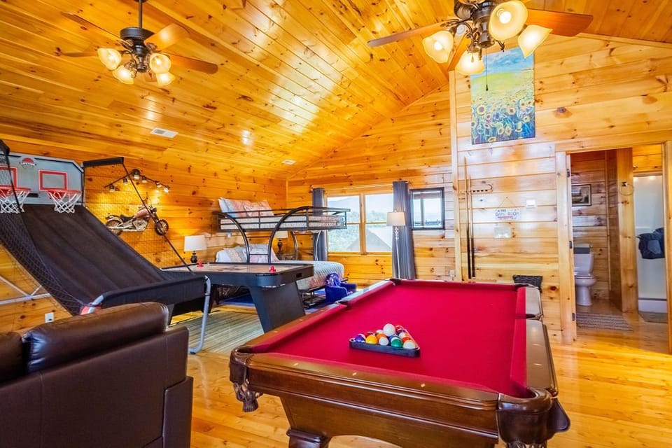 Pool table, Baskebtall game and air hockey game in the game room! 