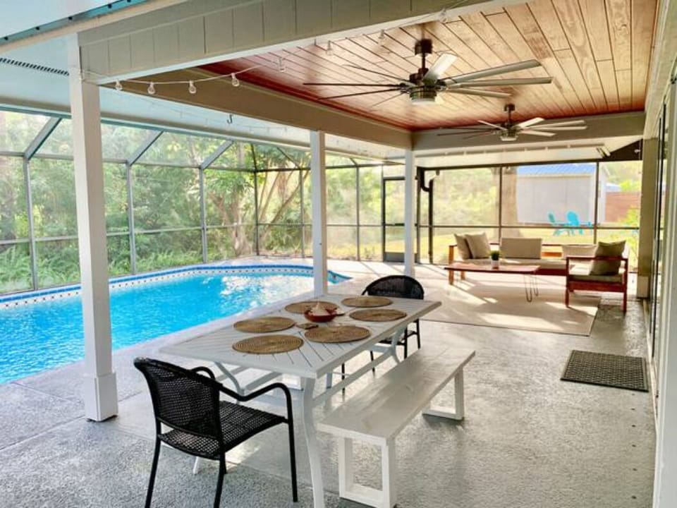 Huge covered patio and eating area complete with gas grill