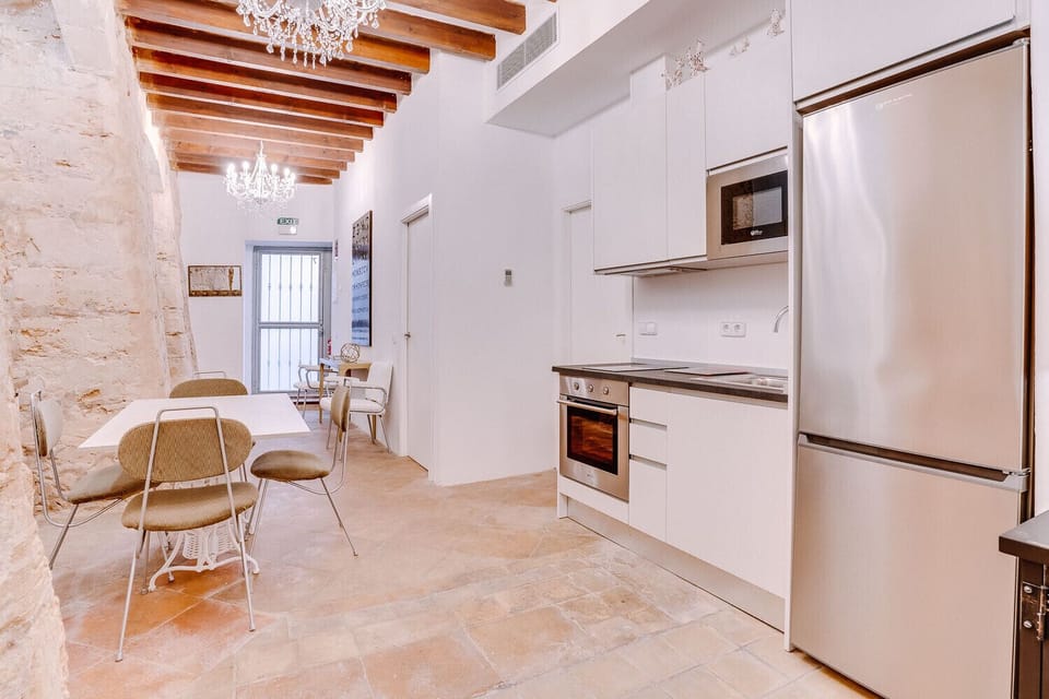 The Vintage patio apartment, for 2 people, is on the ground floor, and here in the photo you can see the entrance door. In the foreground is the kitchen with oven and microwave. The first door on the right, after the kitchen, is the bathroom, and the next door is the bedroom.