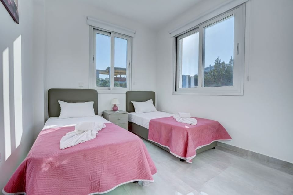 Bedroom 4, ground floor with two single beds