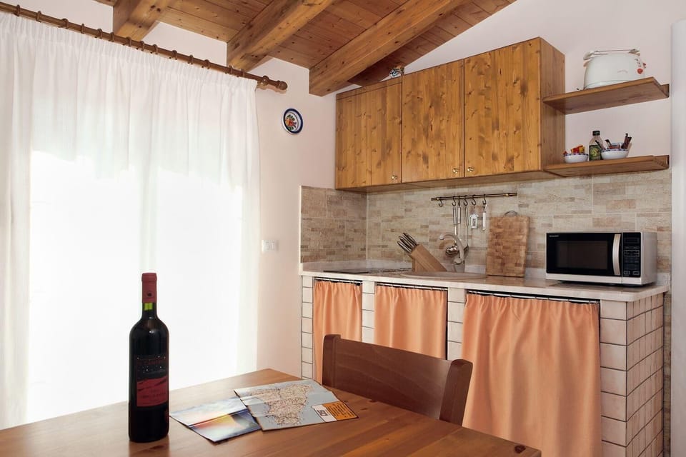 Kitchen area. kitchen