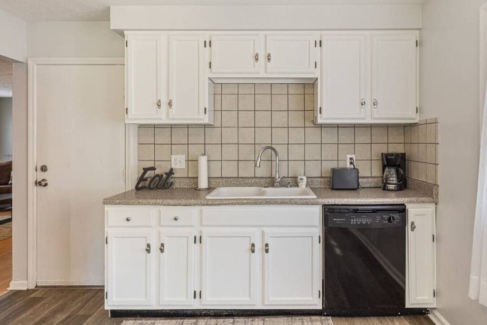 Dishwasher, coffee maker, toaster --> roomy and equipped kitchen!
