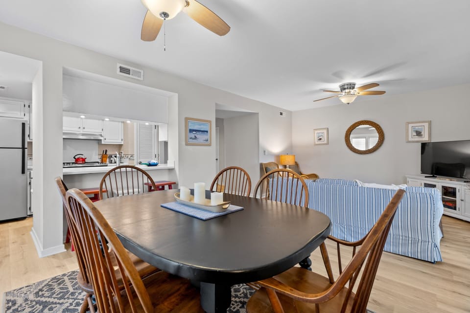 Comfortable Dining Room seating for 6