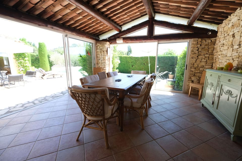 GARGAS vacation rental, comfortable villa for rent with terrace for 8 people. Online reservation with Plaisirs & Maisons de Provence
