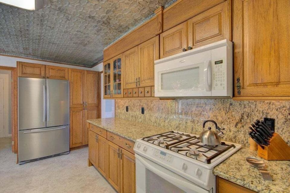 Gas cooktop and plenty of counter space.