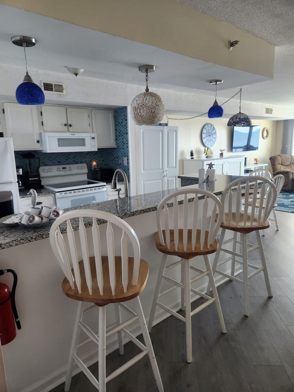 Kitchen: full fridge, stove, microwave 