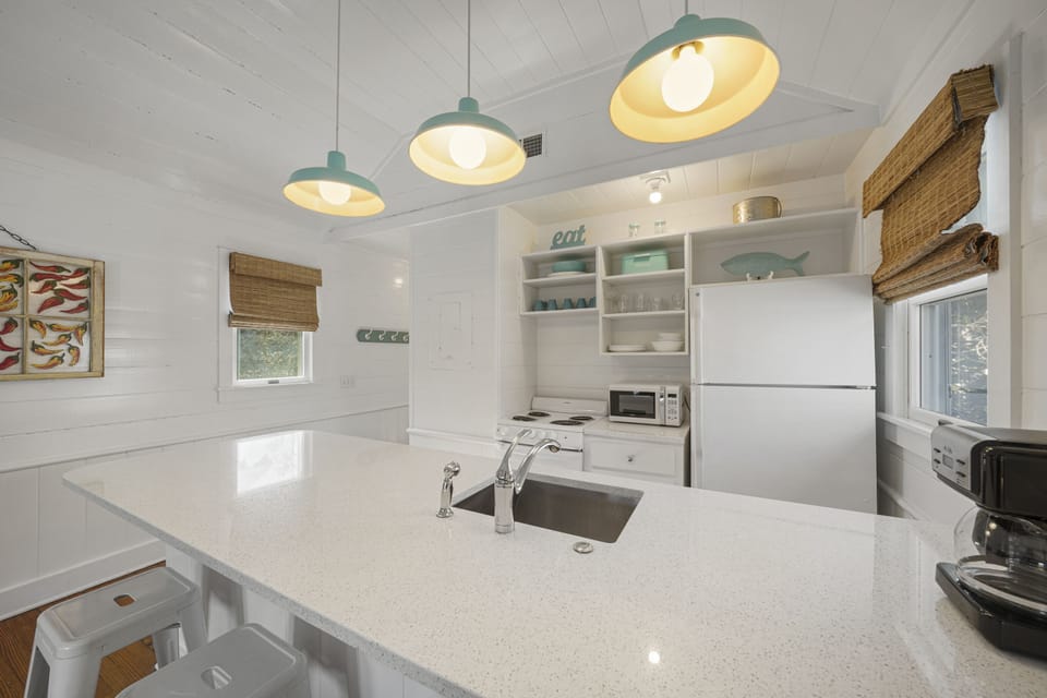 UPDATED FULL KITCHEN W/QUARTZ COUNTERS