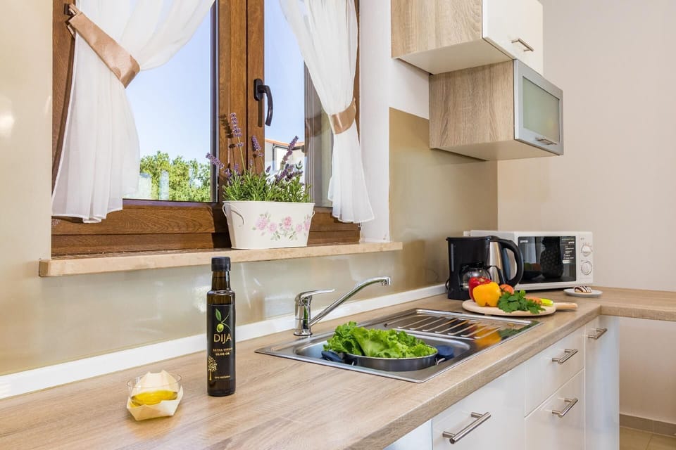 Kitchen area. A fully equipped kitchen.