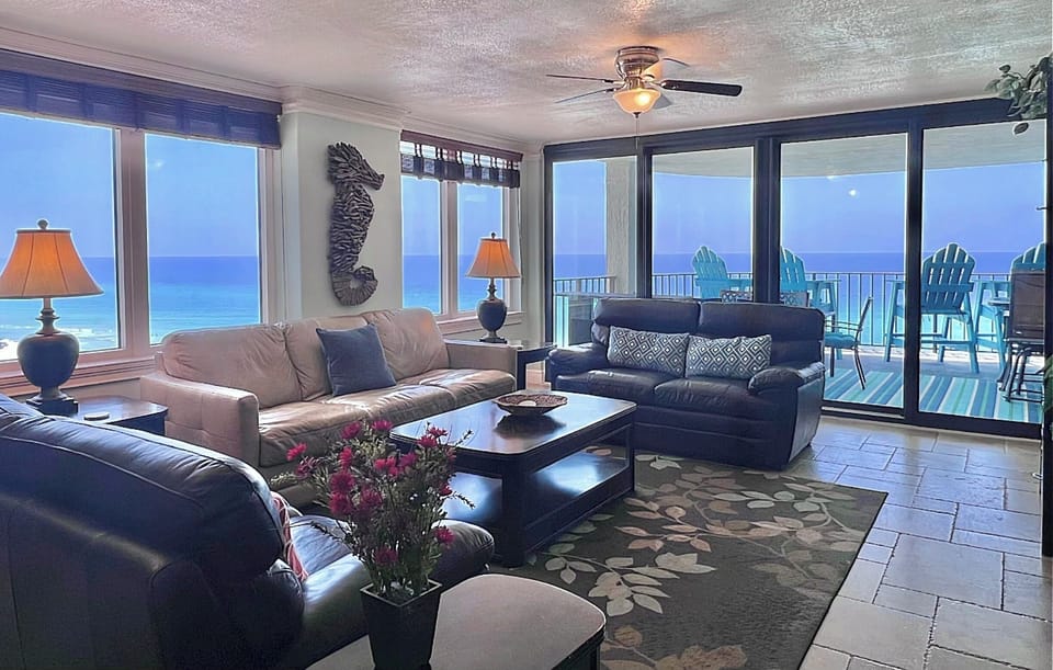 Large Living Area, Leather Sleeper Sofa, Smart TV